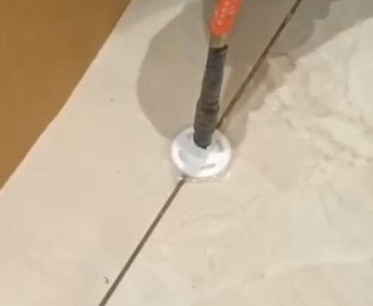 徐水瓷砖空鼓维修公司专业解答瓷砖在铺贴过程中，如果没有涂抹均匀到位的粘结材料（如水泥砂浆或瓷砖胶），可能会导致以下问题