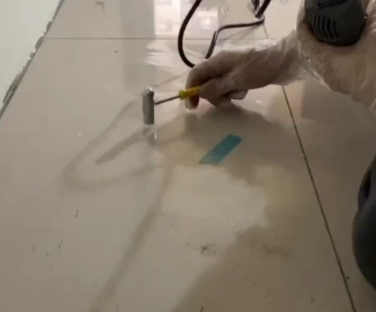 徐水瓷砖开裂维修公司专业分享瓷砖在铺贴前如果没有沥干水分，将会导致以下问题